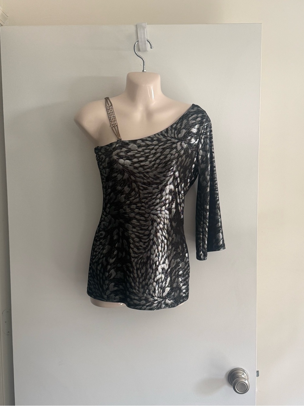 VENUS One-Shoulder Black & Silver Feather-Print Top B4
